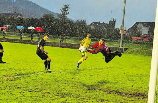 Trotz sehenswerter Flugeinlage im strömenden Regen konnte Gontenschwil-Torhüter Holliger die Niederlage gegen Oftringen nicht verhindern. (Bild: Roland Jaus)