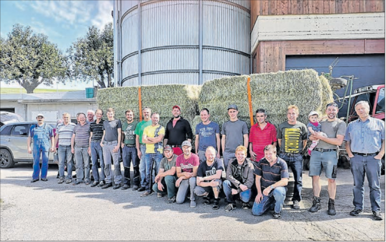 Solidarität unter den Michelsämter Bauern: Nach dem Brand im Heuturm von Landwirt André Furrer im vergangenen August erfuhr er nun die Unterstützung seiner Kollegen in Form eines «Heugeschenks». (Bild: zVg.)