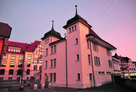 Der «Au Louvre» in der Abendstimmung der Altjahreswoche – Bei der rückwärtigen Ansicht sind die beiden Ecktürme gut erkennbar. Die Hauptstrasse kam 1877, das Schulhaus 1906.