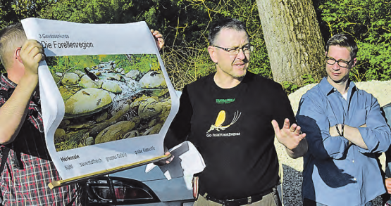 Mit Hilfe von Daniel Müller viel Wissen preisgegeben: Stefan Maurer liess seine Zuhörer mental in die Gründe unserer Gewässer blicken. (Bild: st.)