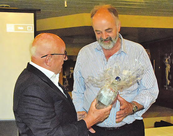 Sie sind ausgezeichnete Freunde: Fredy Bühler (li.) dankt Hanspeter Flückiger für die Organisation eines aussergewöhnlichen Anlasses im Widenmoos. (Bilder: st.)