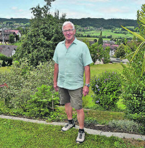 Hier fühlt sich der Helfer sportlicher Anlässe zuhause: Für das Panorama könnte man Bernhard Aeschbach fast beneiden. (Bild: aw.)