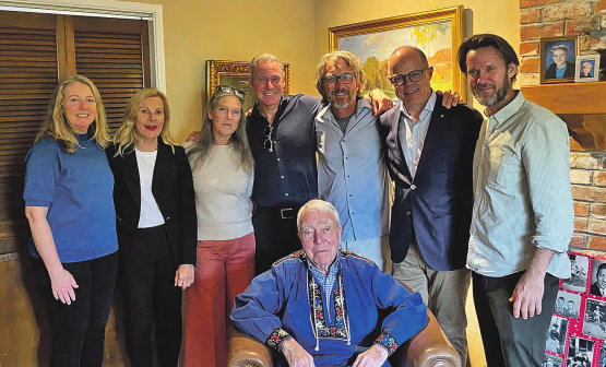 Christoph «Stöphi» Weber, mit seinen Kindern sowie den Neffen aus Dänemark und der Schweiz, feiert seinen 90. Geburtstag in St. Helena, USA. (Bild: zVg.)