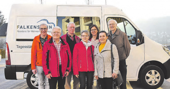 Freuen sich über das neue «Falkenstein-Auto: (v.l.) Der Leiter des Technischen Diensts, Fritz Winkler sowie Robert Weber, Roland Merz, Brigitte Wenger, Ursula Gnädinger (Geschäftsführerin der Altersresidenz Falkenstein), Sevinc Oynamaz und Franz Hübscher vom Mahlzeitenfahrdienst. (Bilder: mars.)