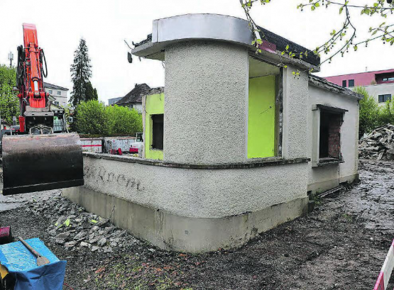 Das Ortsbild verändert sich: Bagger der Firma Trottmann reissen die Mauern des ehemaligen Café Böhler ein und sortieren die Stoffe ordnungsgemäss. (Bild: rc.)