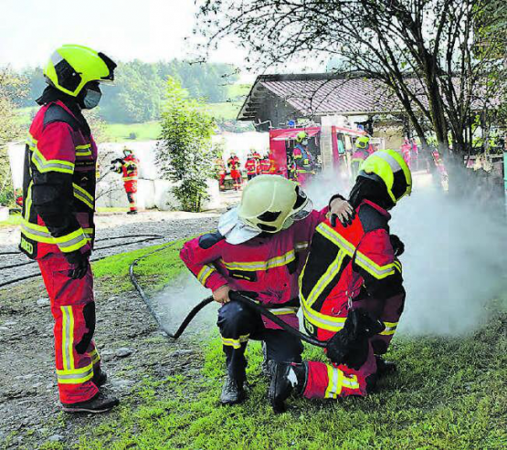 Bereit zum Schnellangriff: Kurz nach Eintreffen der ersten Feuerwehrleute steht bereits Löschwasser zur Verfügung. (Bilder: st.)