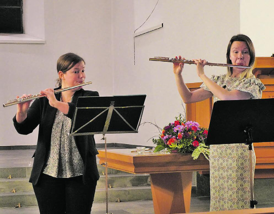 Nina Roth und Evgeniya Spalinger lassen in der reformierten Kirche Reinach-Leimbach schöne Melodien ertönen.