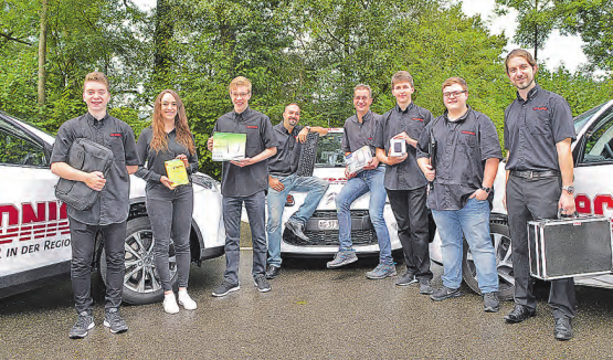 Die Jactronic-Mitarbeiter (von links): Jonas Goldenberger, Ines El Bellaj, Noah Zimmermann, Gianni De Rose, Roger Bolliger, Yan Poplavsky, Robin Hugentobler und Bruno Suter. (Bild: wr)