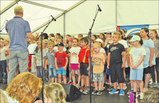 Bis zu 80 Schulkinder gemeinsam auf der Bühne: Die 3. bis 6. Klasse beteiligte sich an diesem Musikprojekt, vier Lieder und der Jugendfest-Song wurden dargebracht.