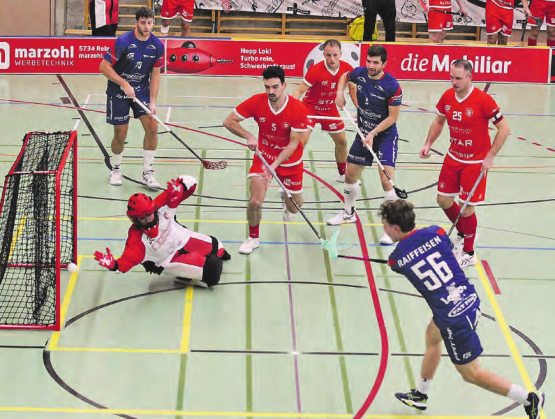 Dimitri Lüscher trifft zum 9:0 gegen Epalinges-Torhüter Maél Heiz. (Bild: Otto Lüscher)