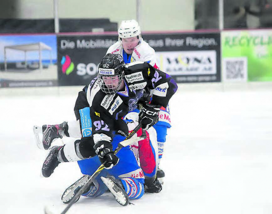 Es schiesst sogar im Umfallen noch Tore: SC-Reinach-Spieler Yannic Strebel setzt sich auch in aussichtslosen Situationen durch. (Archivbild: rc.)
