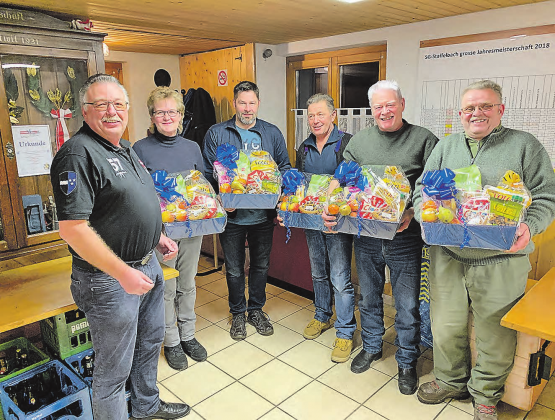 Reinhard Schaffner, Präsident der SG Staffelbach (l.), mit den fünf Gewinnern beim Suhrentaler Bärzelischiessen: Ursula Hagenbuch, Benno Kuster, Werner Hochuli, Ernst Hagenbuch, Ernst Handschin. (Bild: zVg.)