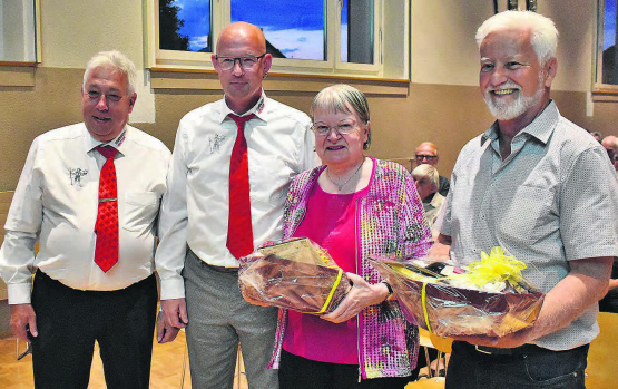Offizielle Verabschiedung: Die langjährigen Burger Gemeinderäte Susanne Schneider und Hans-Peter Steiner (beide 21 Jahre) wurden anlässlich der Gemeindeversammlung von Res Mäder und Erich Bruderer verabschiedet. Es fehlt der ehemalige Gemeindeammann Marcel Schuller. (Bild: hg.)