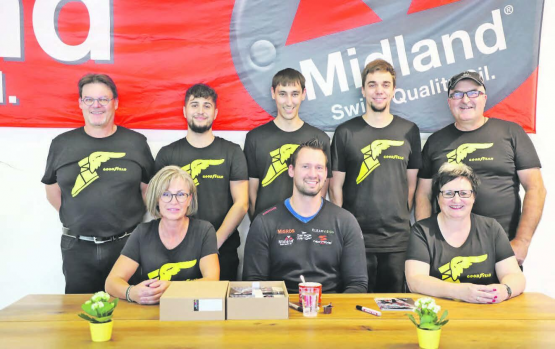 Königlicher Besuch in der Event Garage Graf: Schwingerkönig Kilian Wenger und das Team des Zetzwiler Unternehmens sorgten für einen gelungenen «Radwechsel- und Reifenevent». Ganz links Martin Perreten, unten rechts Claudia Müller-Graf, beide von der Geschäftsleitung. (Bilder: rc.)