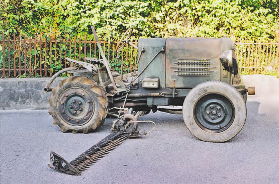 Der Heiz-Traktor aus Menziken war serienmässig mit Fahr-Mähwerk und zweitem Sitz für den Beifahrer ausgerüstet. (Bilder: Franz Morgenegg)