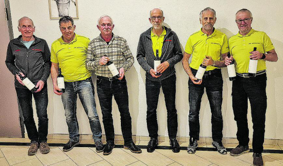 Die Geehrten: (v.l.) Rolf Heeb, Hansruedi Fischer, Andres Heeb, Pechvogel Hans Widmer, Walter Fischer und der aus dem Vorstand zurückgetretene Peter Bucher. (Bild: zVg.)