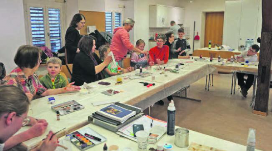 Die Moulagekünstler bei der Arbeit: Hier werden Zeckenbisse, Schürfwunden und andere Verletzungen optisch simuliert. (Bild: zVg.)