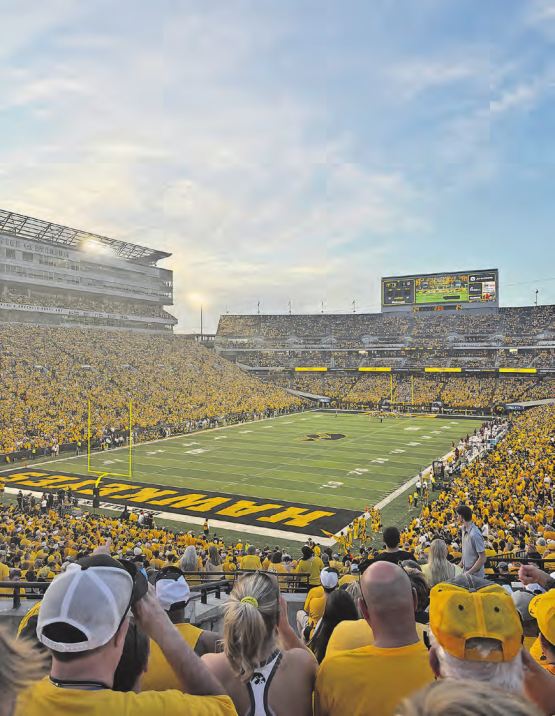 Eine beeindruckende Kulisse: Tausende Fans unterstützen die Hawkeyes live im Stadion. (Bild: zVg.)