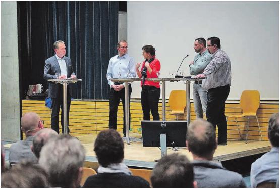 Podiumsveranstaltung Windpark Stierenberg: Mit Moderator Daniel Deicher, den beiden Initianten Roland und Priska Wismer-Felder sowie der Gegnerschaft, vertreten durch Samuel Hodel und Pirmin Kammermann. (Bilder: zVg.)