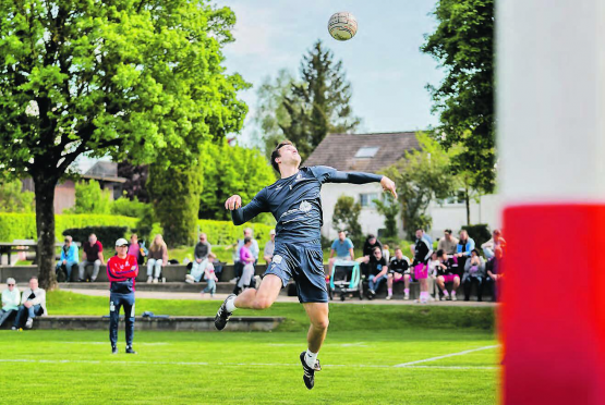 Die Oberentfelder Faustballer festigen trotz einer Niederlage den zweiten Rang in der NLA-Tabelle. (Bild: zVg.)