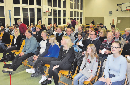 Gut besetzte Ränge: 80 Stimmbürgerinnen und Stimmbürger besuchten die Gemeindeversammlung in Teufenthal. (Bild: P.Te.)