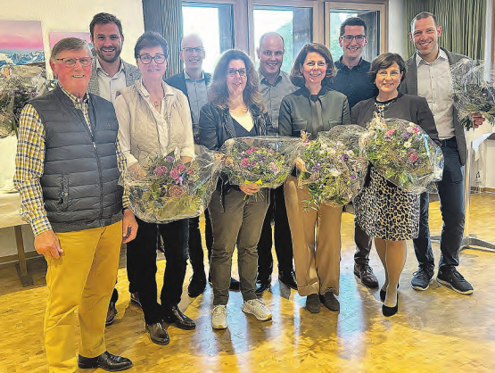 (V.l.) Der Bezirkspräsident mit dem gewählten Adrian Meier und den FDP-Kandidierenden. (Bild: zVg.)