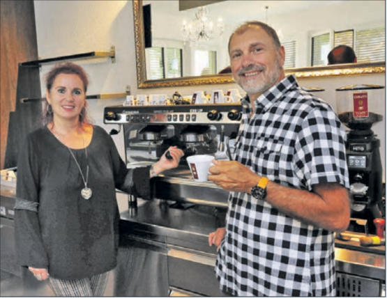 Maria und Cosimo Caputo sind startklar: Sie erfüllen sich mit dem «Macoga» Caffè e più an der Neuen Bahnhofstrasse Menziken einen lang gehegten Wunsch. (Bild: msu.)
