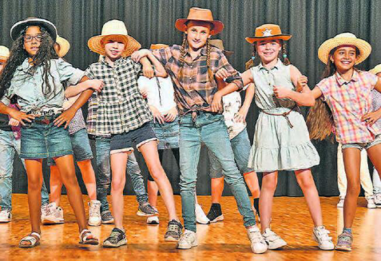 Kam an der Schulschlussfeier in Holziken gut an: Der Line Dance der Dritt- und Viertklässler sorgte für viel Applaus in der Mehrzweckhalle. (Bilder: aw.)