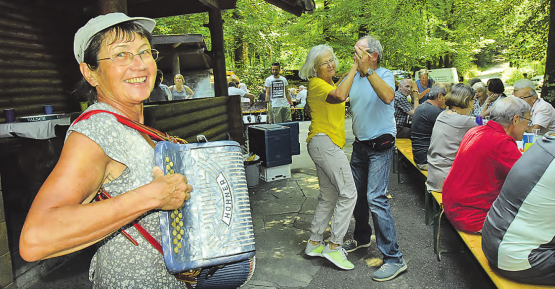 Mit flotten Klängen wurden die Senioren beim Waldhaus begrüsst: Einige wagten dazu auch gleich ein Tänzchen. (Bilder: st.)