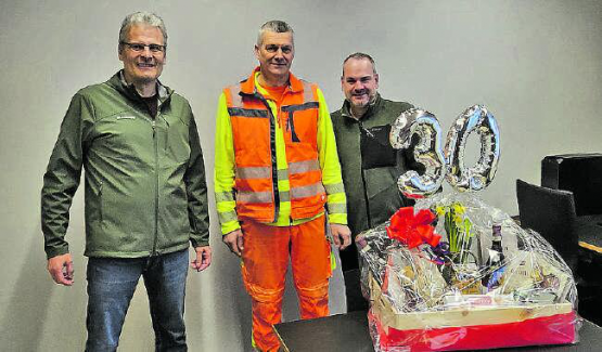 Jubilar Max Haller (Mitte) erhielt vom Staffelbacher Vizeammann Stefan Morgenthaler (links) und tbos-Betriebsleiter Nils Hunziker einen Präsentkorb. (Bild: zVg.)