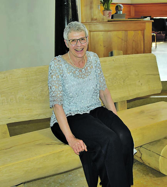 Der ideale Ort zum «Lisme u Läse»: Rosemarie Müller freute sich sehr über das Ruhebänklein, das inskünftig bei ihr zu Hause stehen wird. (Bilder: st.)