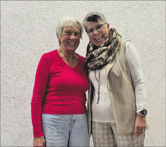 Fitness und Gymnastik halten offensichlich jung: Vreni Santschi (links) wird nach 37 Jahren freiwilliger Mitarbeit von Bea Schmid, Leiterin der Pro Senectute Beratungsstelle Bezirk Kulm, herzlich verabschiedet. (Bild: zVg.)