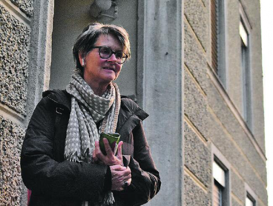 Kathrin Burger, die Schwester von Hermann Burger, im Abendlicht vor dem Alten Schulhaus, im Ohr die Worte ihres Bruders und die Erinnerungen an ihn.