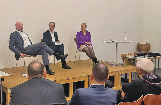 Nach der Podiumsdisskusion und anschliessender Fragerunde ging der rege Austausch auch am Apéro weiter. (Bild: zVg.)