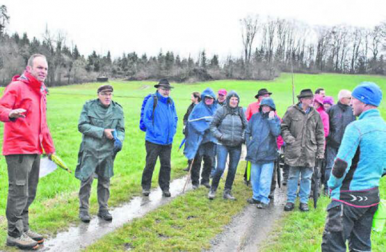 An der Kantonsgrenze zwischen Aargau und Luzern: Zwischenhalt am Wald- und Grenzrundgang, organisiert durch die FDP-Ortspartei Menziken. (Bilder: hg.)
