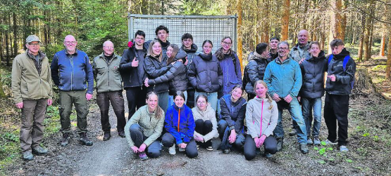 Räumten den Wald auf: Die Jagdgesellschaft mit den Schülerinnen, Schülern und Lehrpersonen. (Bild: zVg.)