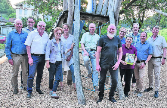 Stellten sich symbolisch in den Schatten: Abgeordnete und Gastreferenten an der öffentlichen Versammlung des Regionalverbands Suhrental. (Bild: aw.)