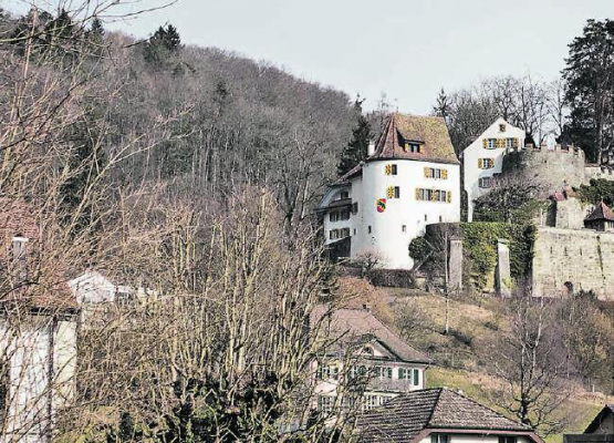 Die liebevoll renovierte Trostburg thront über dem Dorf. (Bild: zVg.)