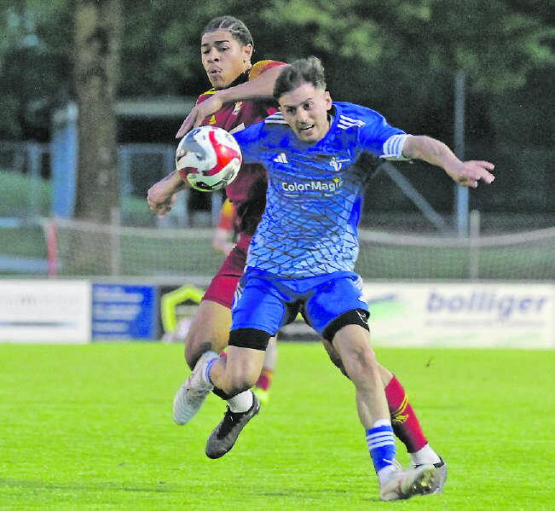 Der SC Schöftland, hier mit Dean Bregenzer (in Rot) gegen Enes Bunjaku, hatte gegen Spreitenbach das Nachsehen. (Bild: Otto Lüscher)