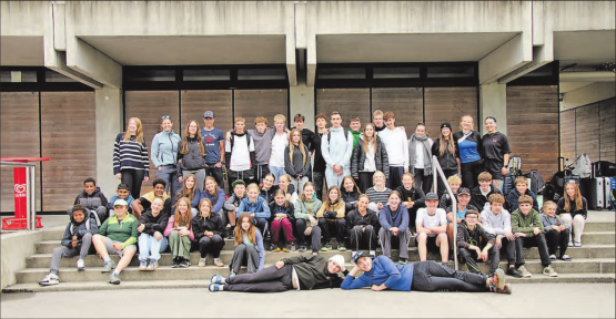 Ein Haufen voller Leitenden und Teilnehmenden mit Elan, Freude und Teamgeist. (Bilder: zVg.)