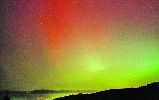 Polarlicht über dem Wynental, von einem Standort in Zetzwil gesehen: Am Abend des 20. November 2003 leuchteten rote und grüne Polarlichter am Himmel.