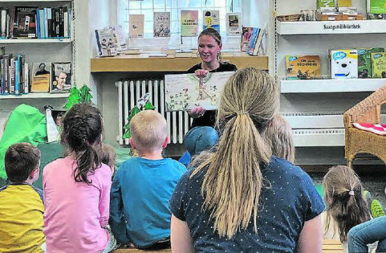 Corinne Huwiler beim Vorlesen für die vielen gespannt zuhörenden Kinder in der Bibli Unterkulm. (Bild: zVg.)