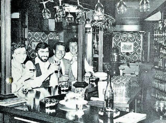 Die Menziker Waag als Pub: Das Wirteehepaar Beni und Sepp Stalder und die Brüder Adolf und Ueli Siegenthaler (l.) anlässlich der Eröffnung am Freitag, 6. März 1981. (Bild: WB-Archiv)