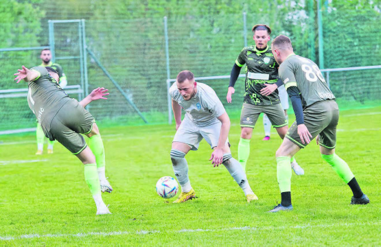 Der Böjuer Jasari Omer beschäftigt gleich beide Buchser Innenverteidiger: Dalibor Vasic (l.) und Rafael Singy sind trotz akrobatischer Einlagen nur Zuschauer. (Bild: Roland Jaus)