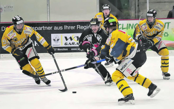 Red Lions-Spieler Remo Heitzmann (im schwarzen Trikot) setzt sich gegen vier Rheintaler durch. Die Qualität bei den Oberwynentalern ist da, diesmal passte aber nicht alles zusammen. (Bilder: rc.)