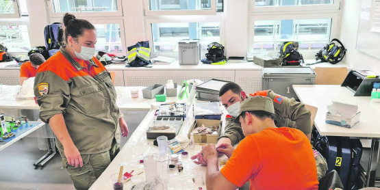 Angela Suter gibt Anweisungen beim Anfertigen einer Moulage, also einer künstlichen Verletzung für Übungszwecke. (Bild: zVg.)