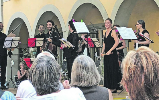 Sommerserenade auf Schloss Liebegg: Das Barockorchester «Capriccio» schenkte dem Publikum ein wunderbares Klangerlebnis. (Bild: zVg.)