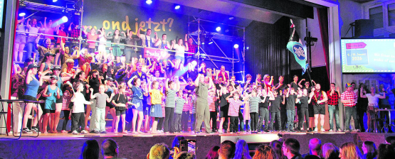 Das grosse Finale mit allen gut 200 Mitwirkenden auf der Bühne. (Bilder: rms.)