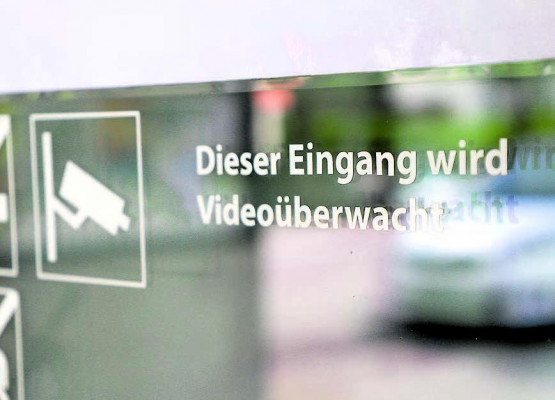 Künftig sollen in Reinach an über 20 Standorten Bereiche gefilmt werden. Hinweise wie diese müssen auf jeden Fall angebracht werden. (Bild: rc.)