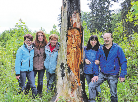Auf einem ersten gemeinsamen Rundgang: (v.l.) Andrea Wey, Claudia Bättig, Edith Frank, Pia Minder und ihr Mann Richard, der Holzfigurenkünstler. (es fehlen Walter Stocker und Werner Frank). (Bilder: jap.)